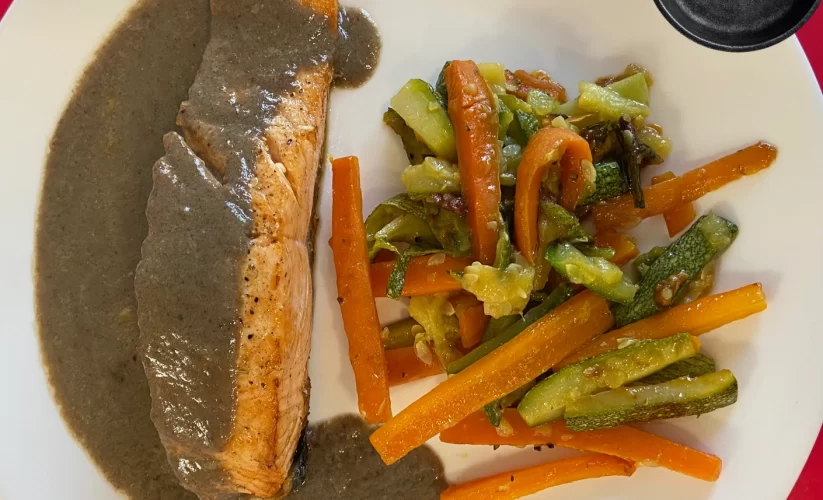 Salmón con crema de champiñones