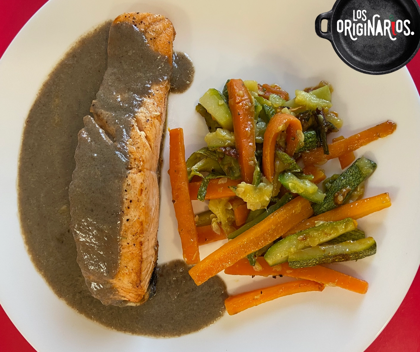 Salmón con crema de champiñones