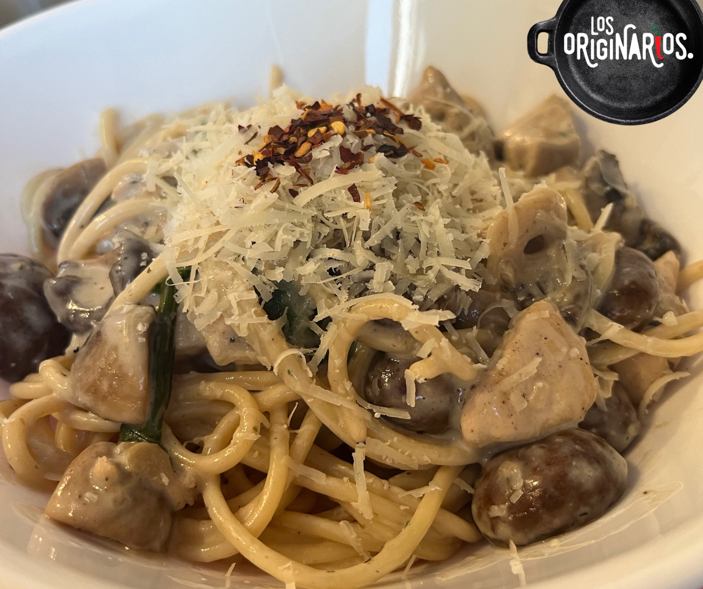 Espagueti cremoso con champiñones