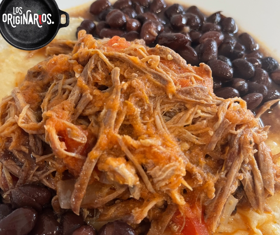 Carne deshebrada en salsa roja